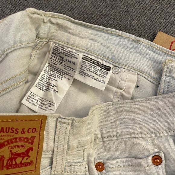Levi’s High Rise Distressed Shorts NWT - Picture 3 of 10